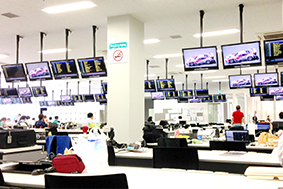 サーキットでの仕事風景 メディアルーム