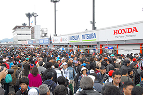 サーキットでの仕事風景 ピットウォーク