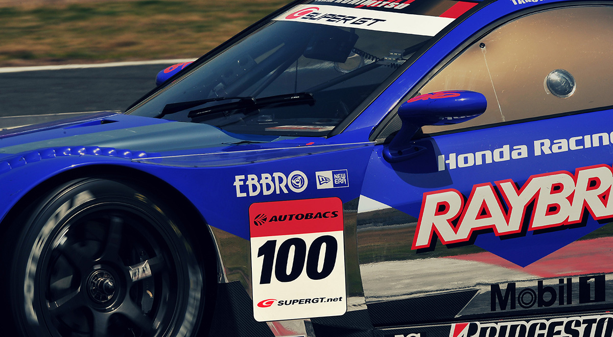 SUPER GT Visual Identity オフィシャルロゴマークが描かれたゼッケン