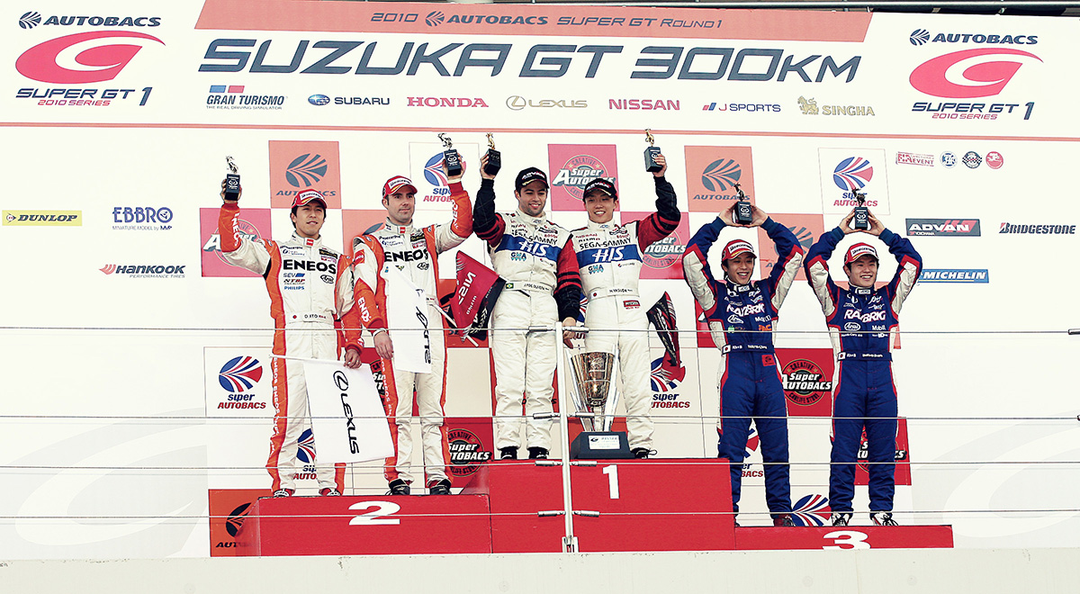 SUPER GT Visual Identity オフィシャルロゴマークが描かれた表彰式のバックボード